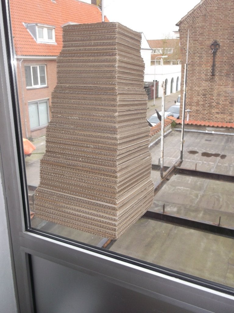 Unieke hanglamp van gestapeld golfkarton, Huis en Inrichting, Ophalen of Verzenden, Zo goed als nieuw, Overige materialen, E27 (groot)