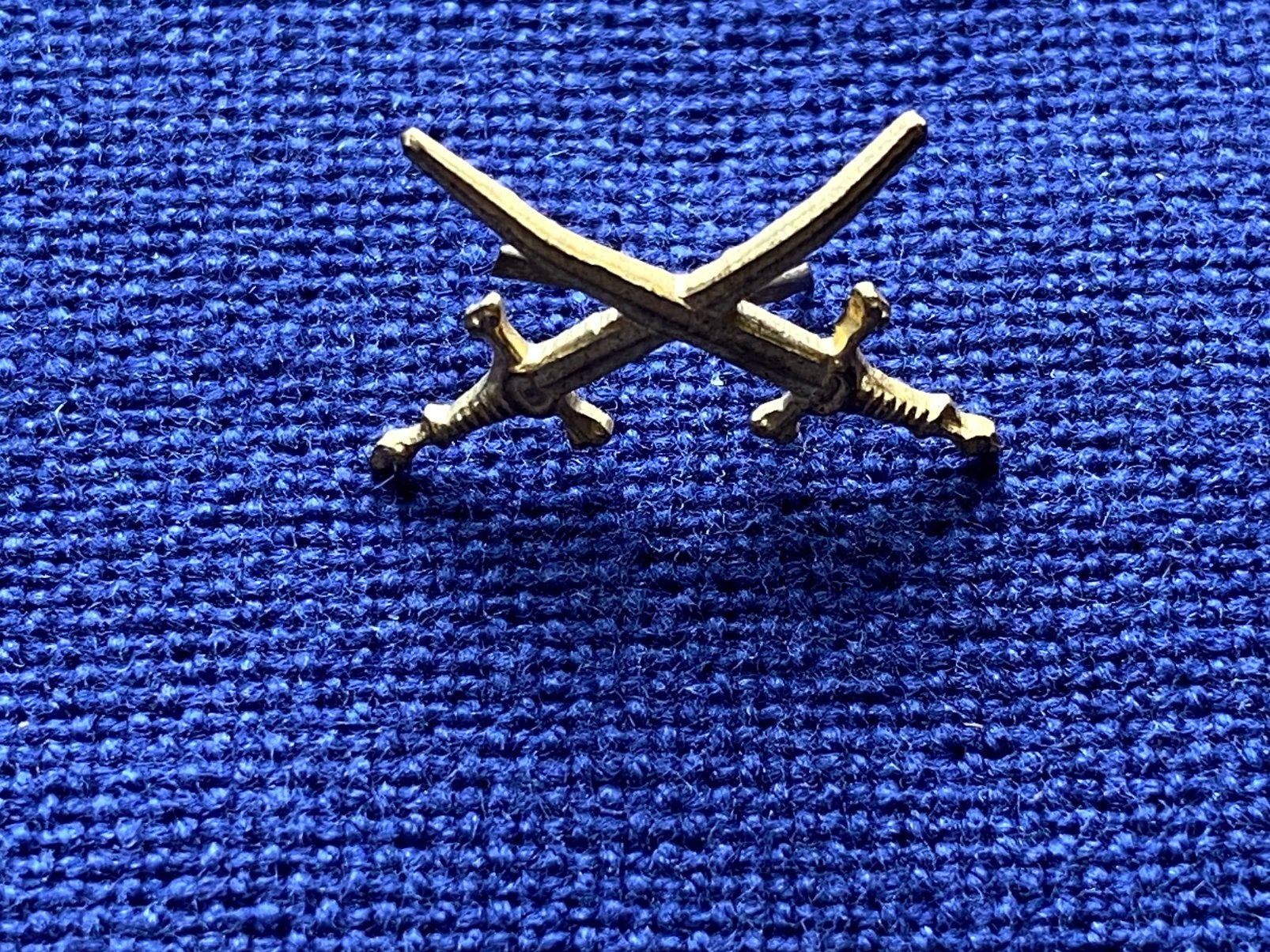 Militair speldje voorop een onderscheiding., Verzamelen, Militaria | Algemeen, Ophalen of Verzenden, Landmacht, Nederland, Embleem of Badge