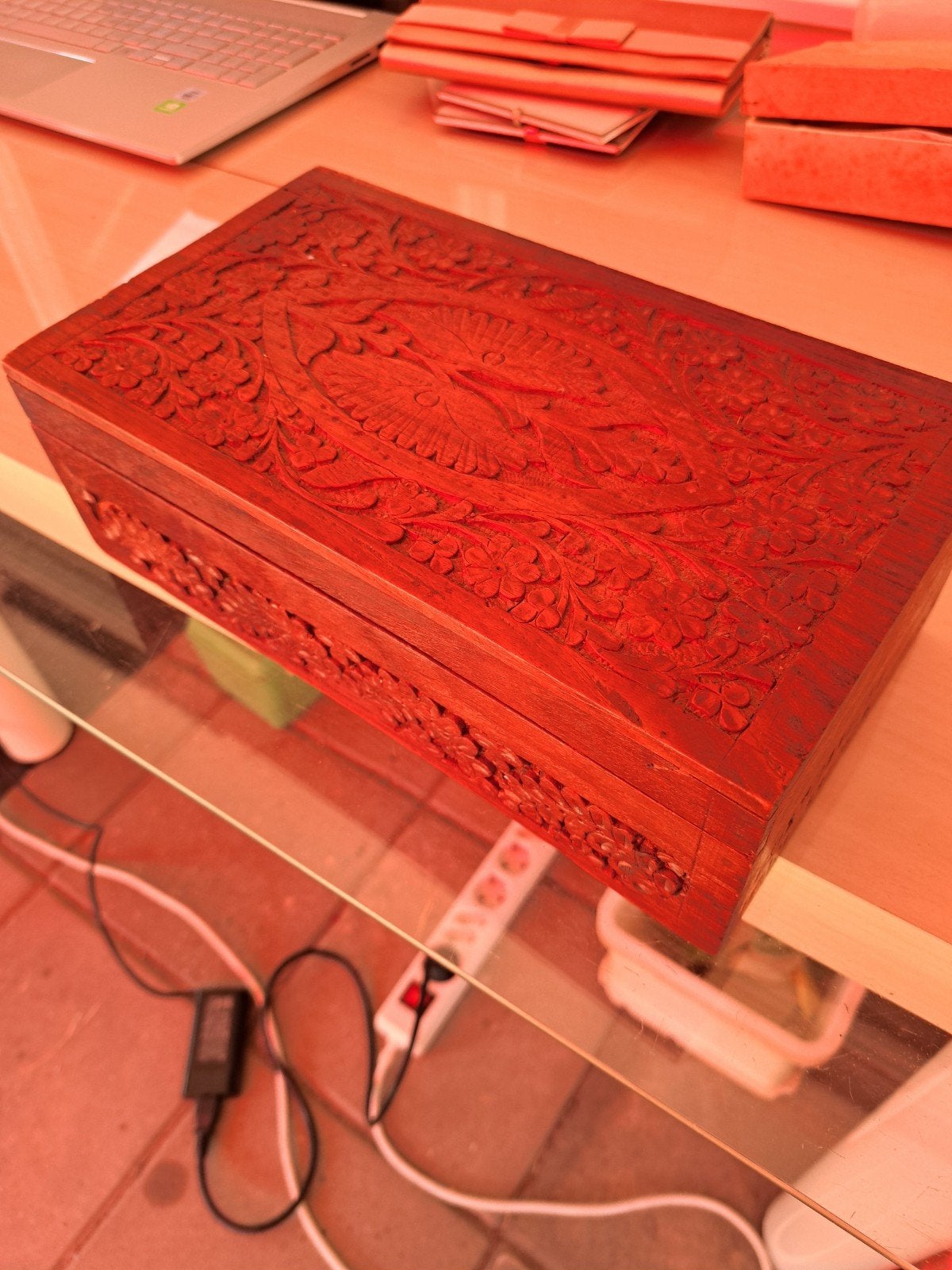 Houten doos met handgesneden decoratie, Minder dan 50 cm, Gebruikt, Minder dan 50 cm, Ophalen of Verzenden