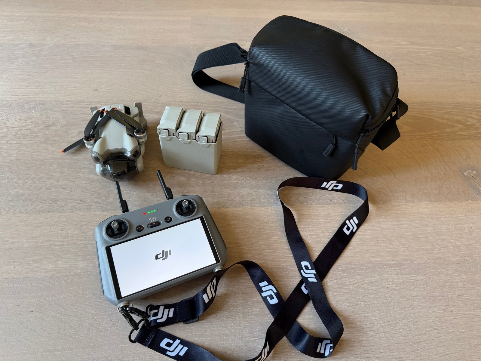 DJI Mini 4 Pro Fly More Combo met RC-controller, 30 tot 45 minuten, Cameradrone, Extra accu('s), 5 tot 10 kilometer