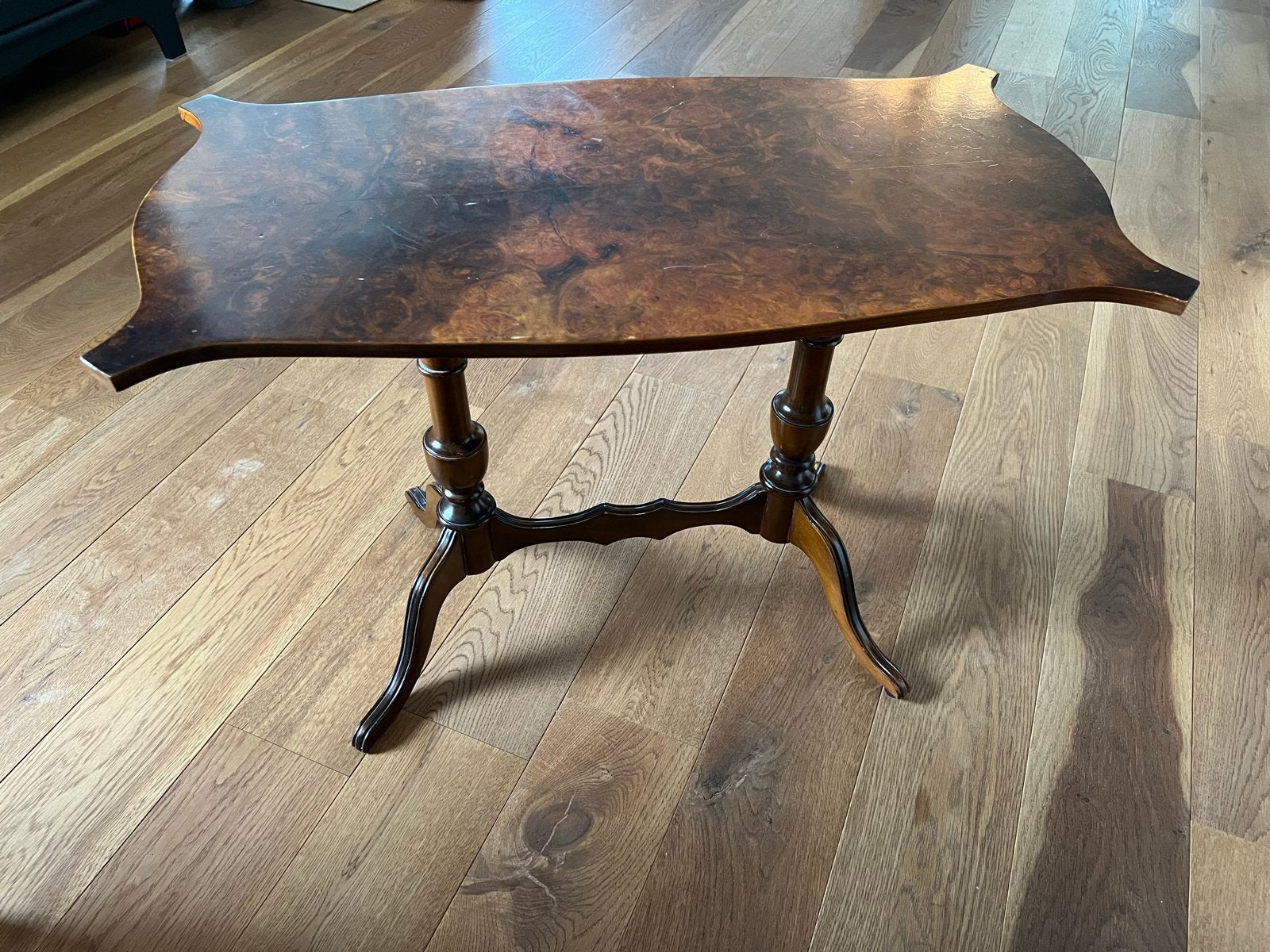 Antieke salontafel met wortelnoten blad, Antiek en Kunst, Antiek | Meubels | Tafels, Ophalen