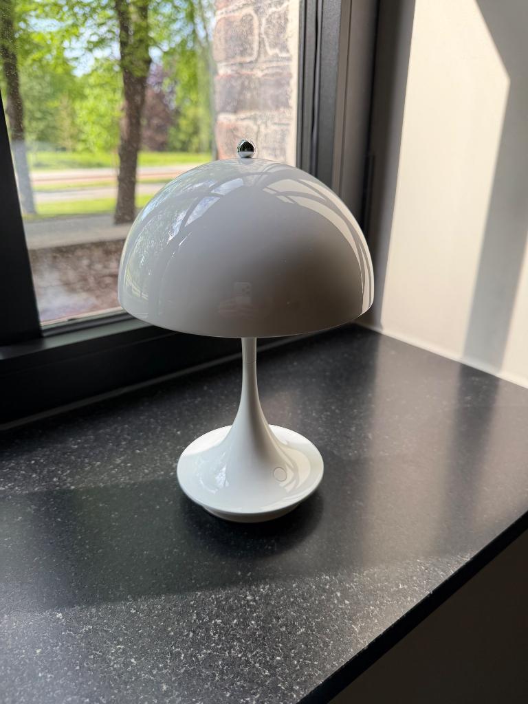 Louis Poulsen Panthella Portable – Wit – Oplaadbaar (USB), Huis en Inrichting, Lampen | Tafellampen, Ophalen of Verzenden, Zo goed als nieuw