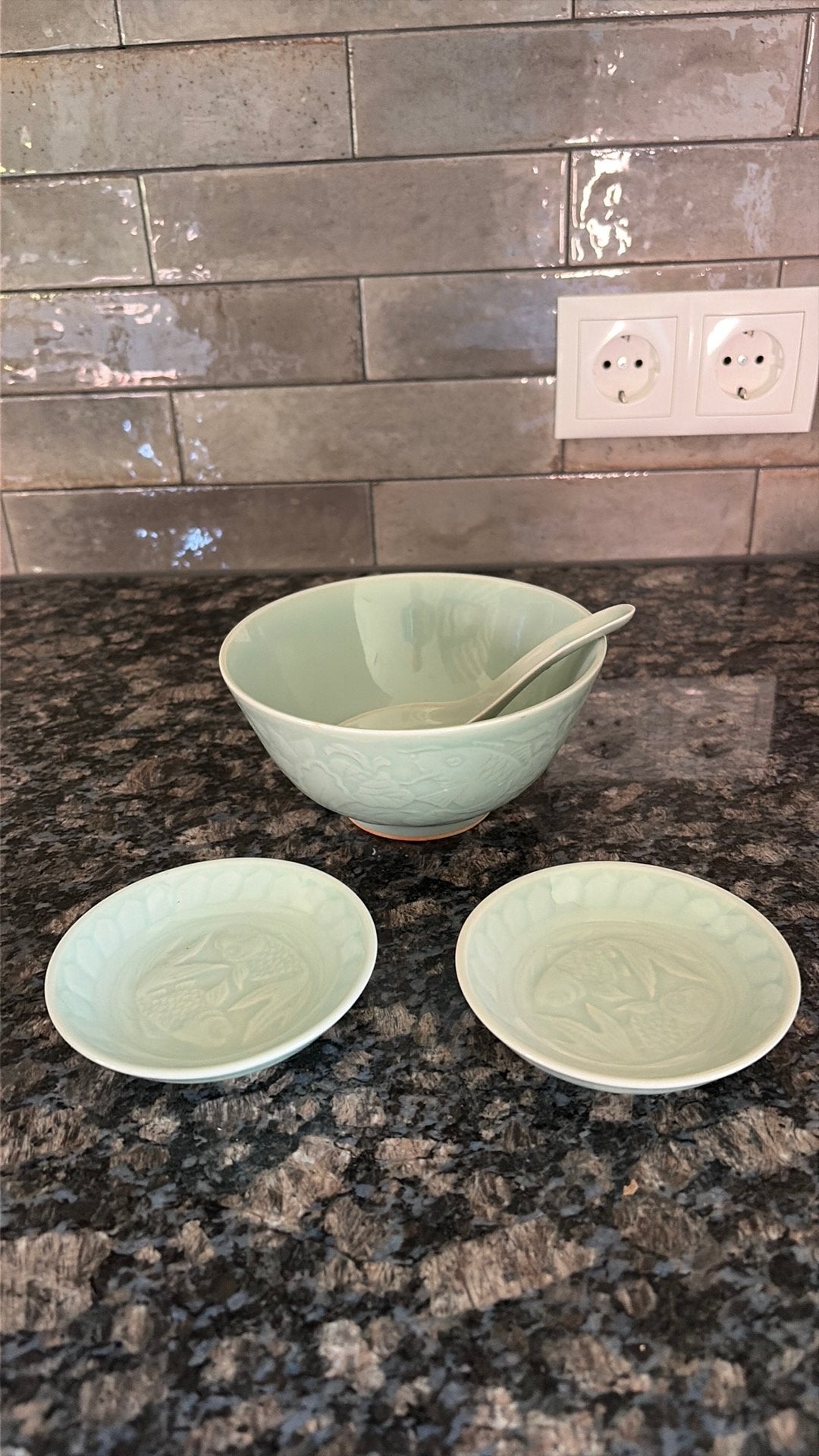Chinees celadon kom en schaaltjes koi karpers, Ophalen of Verzenden