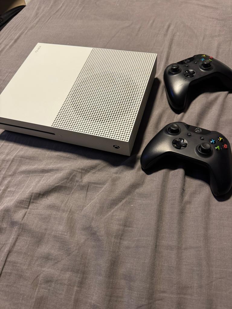 Xbox one s, Spelcomputers en Games, Spelcomputers | Xbox One, Ophalen of Verzenden, Zo goed als nieuw, 500 GB, Met 1 controller