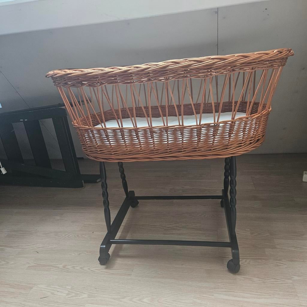 Rotan wieg op wieltjes, Kinderen en Baby's, Babywiegjes en Ledikanten, Ophalen, Gebruikt, Wieg