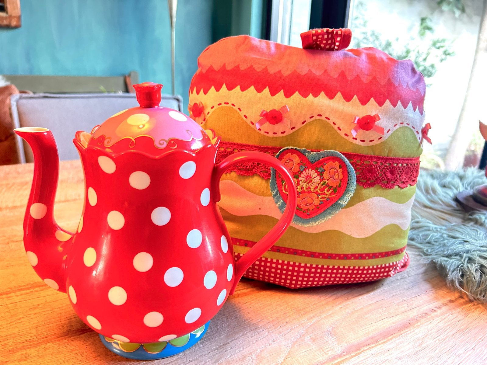 Oilily theepot met theemuts - Rood met stippen, Overige merken, Keramiek, Ophalen of Verzenden, Zo goed als nieuw