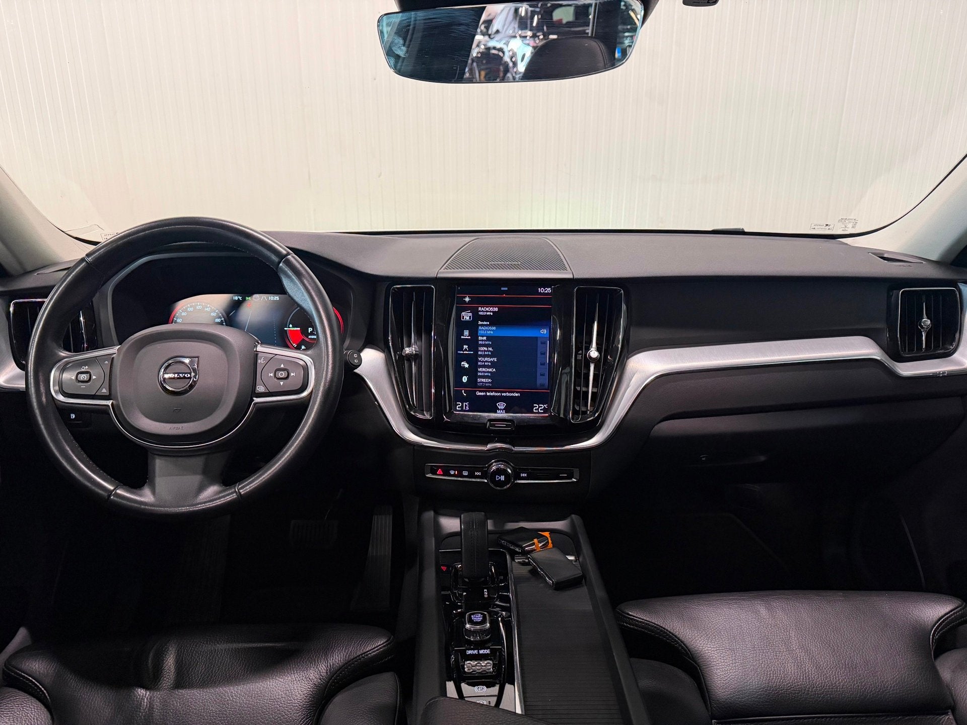 Volvo XC60 2.0 T8 Twin Engine Momentum AWD | PANO | CAMERA |, Auto's, Automaat, Dealer onderhouden, Gebruikt, Euro 6