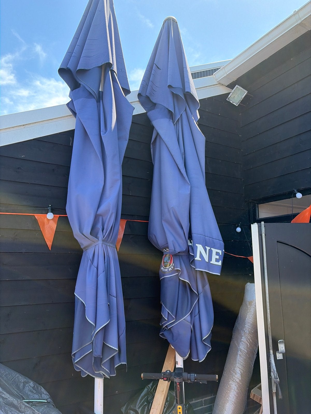 2 Paulaner parasols inclusief voet/standaard, Ophalen, Gebruikt, 3 tot 4 meter, Stokparasol