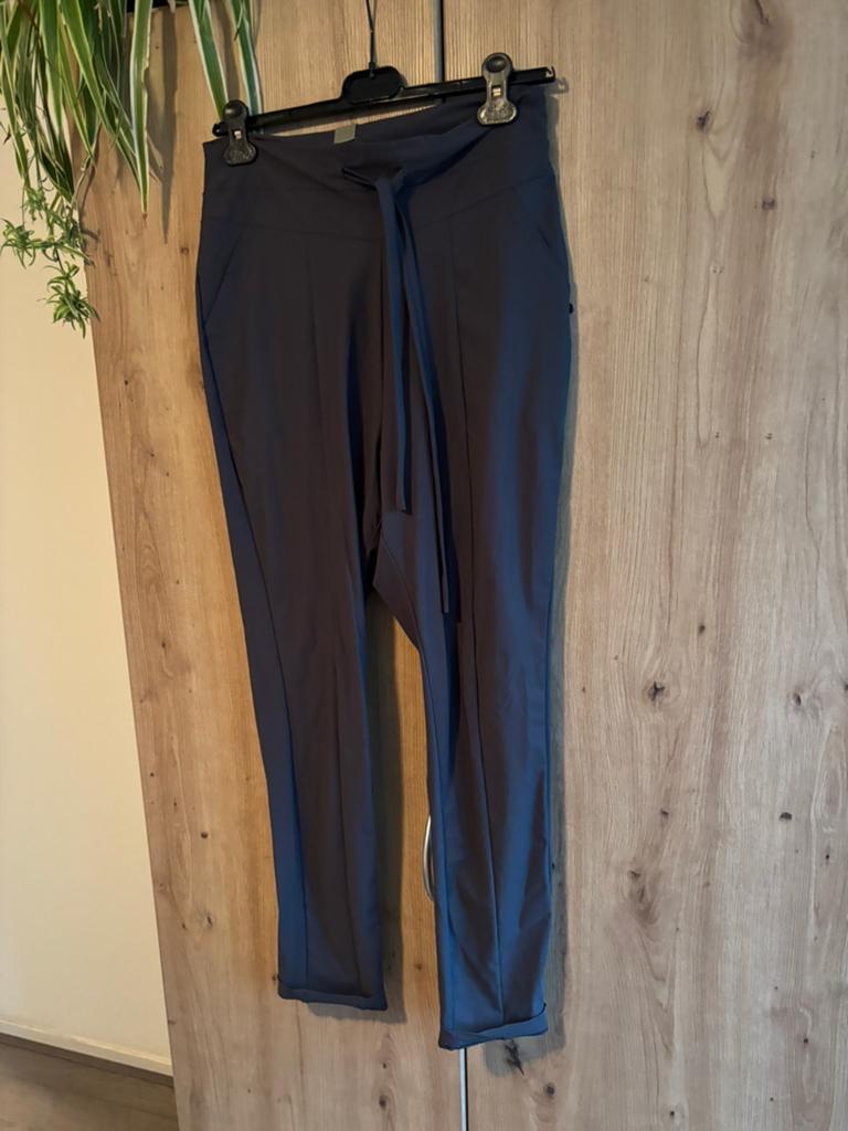 Zuss travel broek, Kleding | Dames, Maat 38/40 (M), Ophalen of Verzenden, Zo goed als nieuw, Grijs