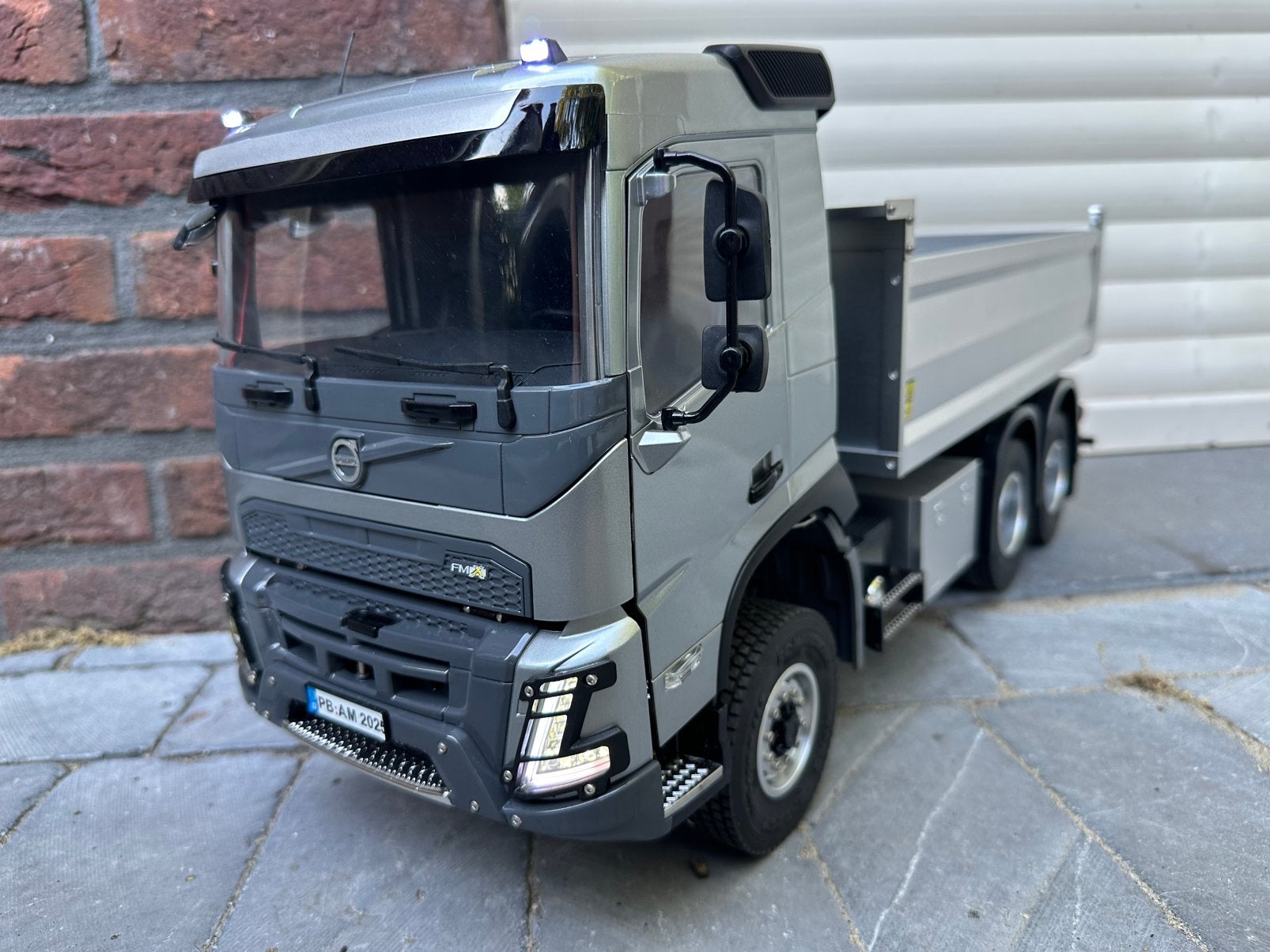 Volvo FMX 1:14RC kieper truck 6x4 Double E / Tamiya Kabolite, Hobby en Vrije tijd, Ophalen of Verzenden, Zo goed als nieuw