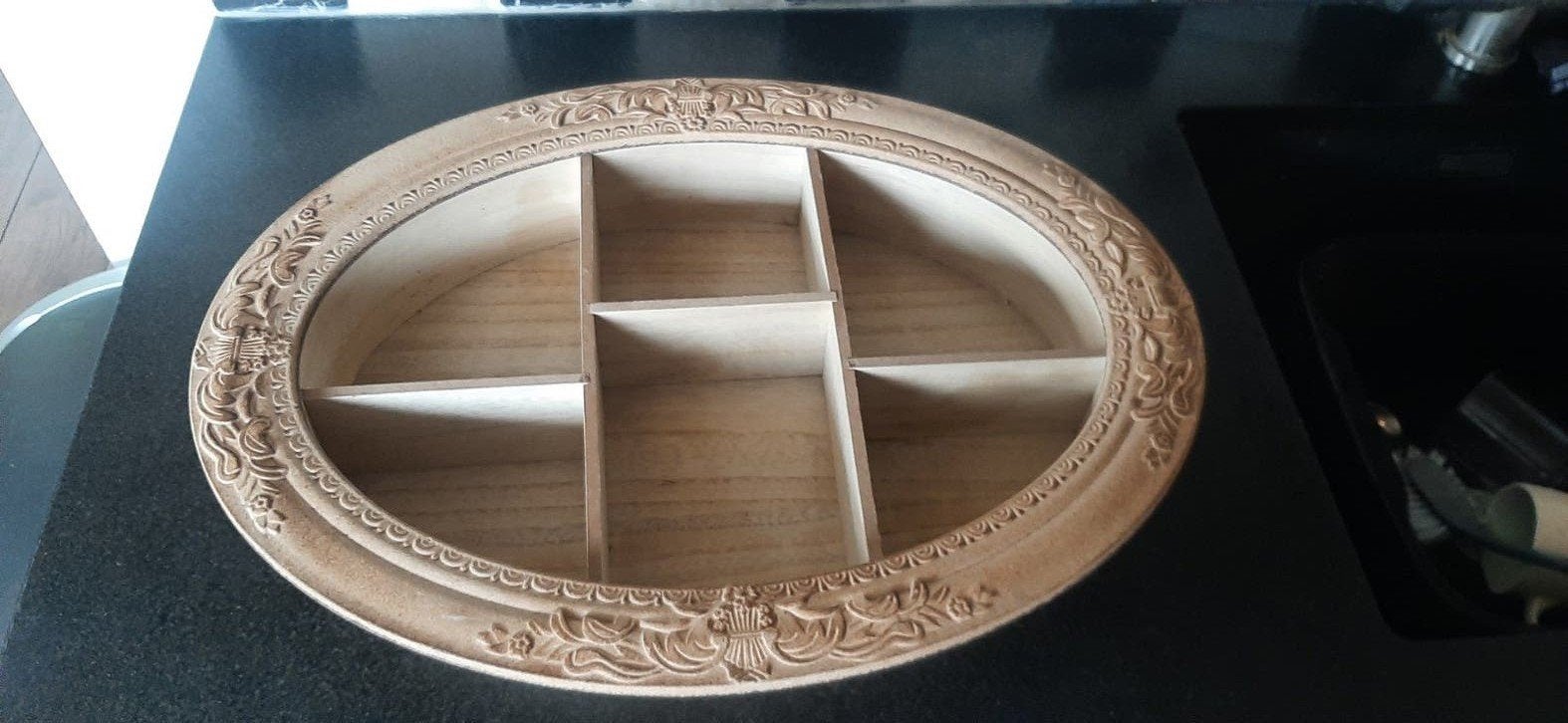 Decoratieve ovale wandplank met houtsnijwerk, Ophalen of Verzenden, Zo goed als nieuw, Bruin, Vintage