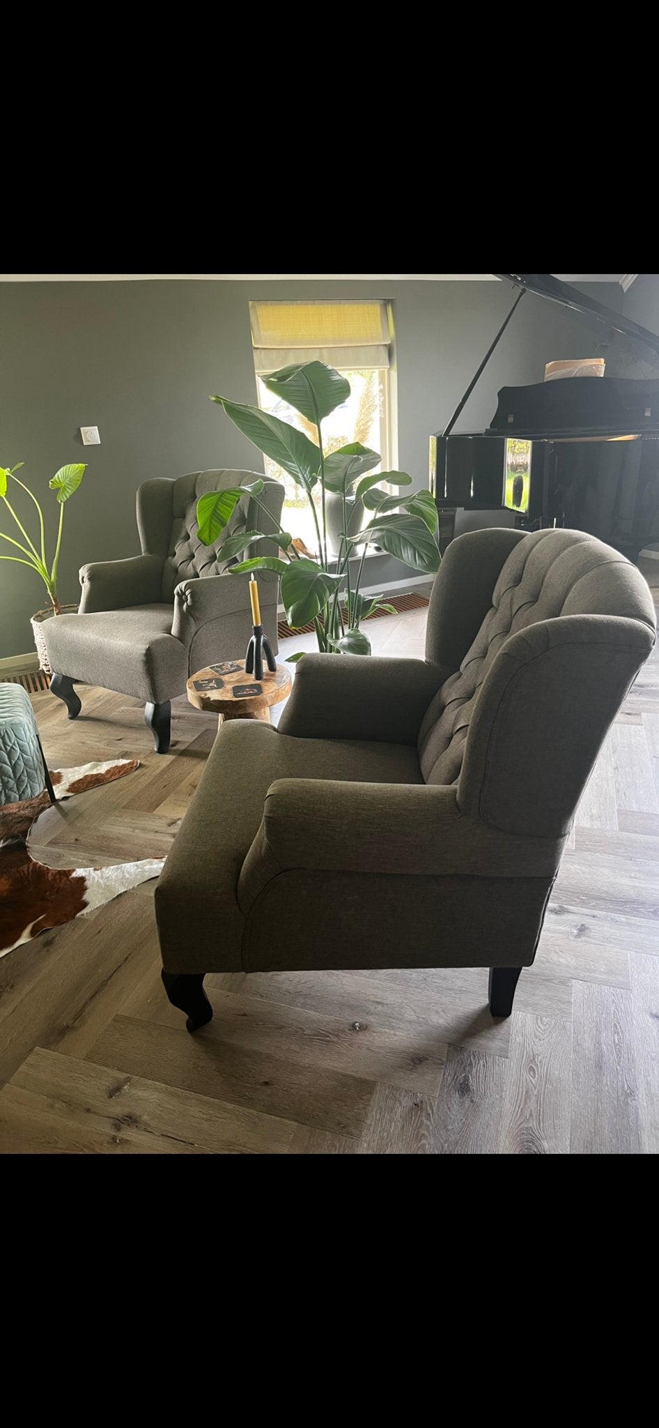 2 Landelijke gecapitonneerde oorstoelen - Taupe, Huis en Inrichting, Ophalen, Gebruikt, Stof, 75 tot 100 cm