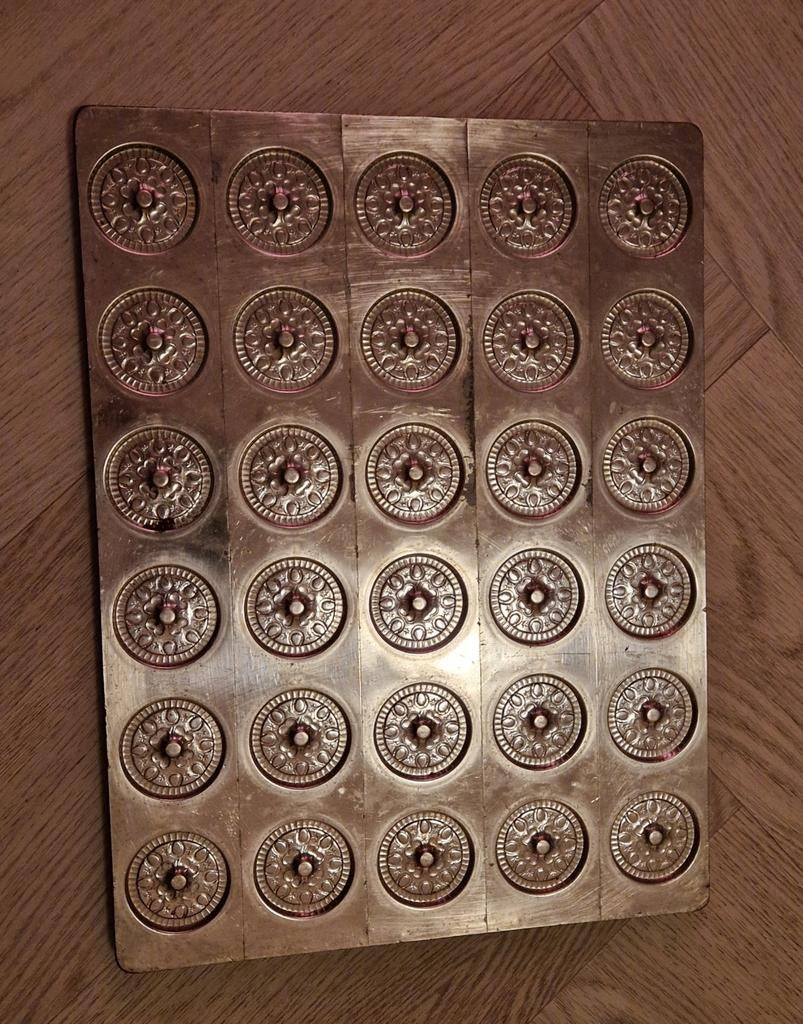 Antieke metalen chocoladevorm met 30 ronde figuren, Ophalen