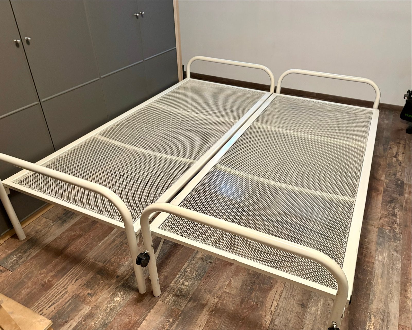 Ruimtebesparende logeerbedden met matrassen, Ophalen, Gebruikt, 90 cm, Eenpersoons