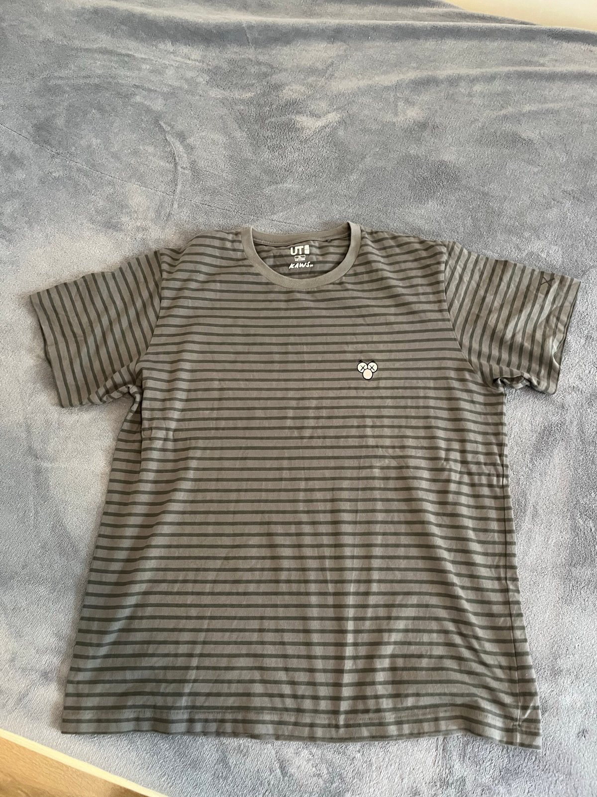Uniqlo UT x KAWS Gestreept T-Shirt (XL) - Limited Edition, Ophalen of Verzenden, Gedragen, Maat 56/58 (XL), Grijs