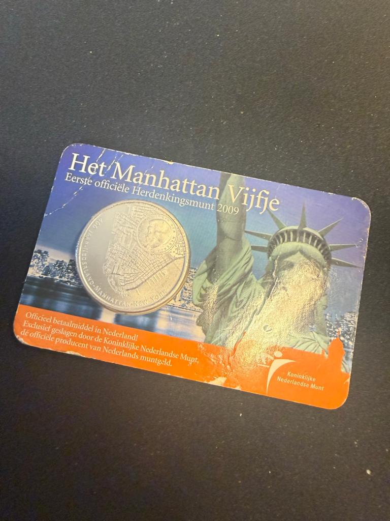Manhattan Vijfje 2009 - Eerste Officiële Herdenkingsmunt, Postzegels en Munten, Munten | Nederland, Ophalen, Koningin Beatrix