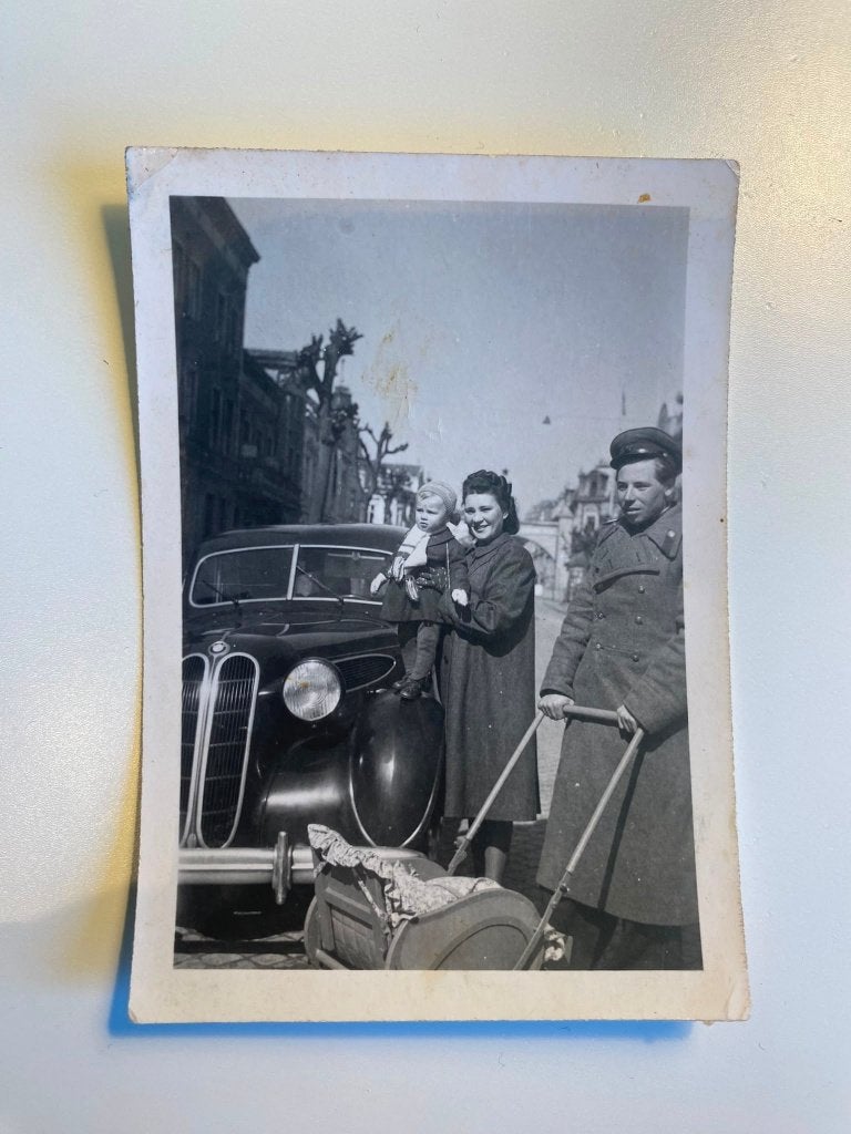 Militaria / Oldtimer Foto Sovjet-Unie – Soldaat met BMW 326, Verzamelen, Foto's en Prenten, Ophalen of Verzenden, Voor 1940, Zo goed als nieuw