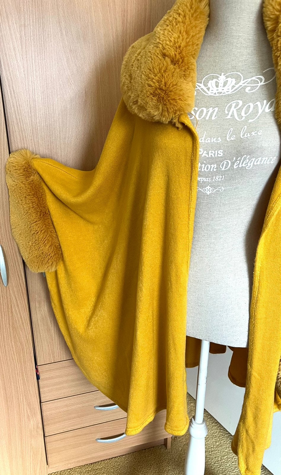 Okergele cape/poncho one size(v), Kleding | Dames, Jassen | Winter, Ophalen of Verzenden, Zo goed als nieuw, Maat 46/48 (XL) of groter