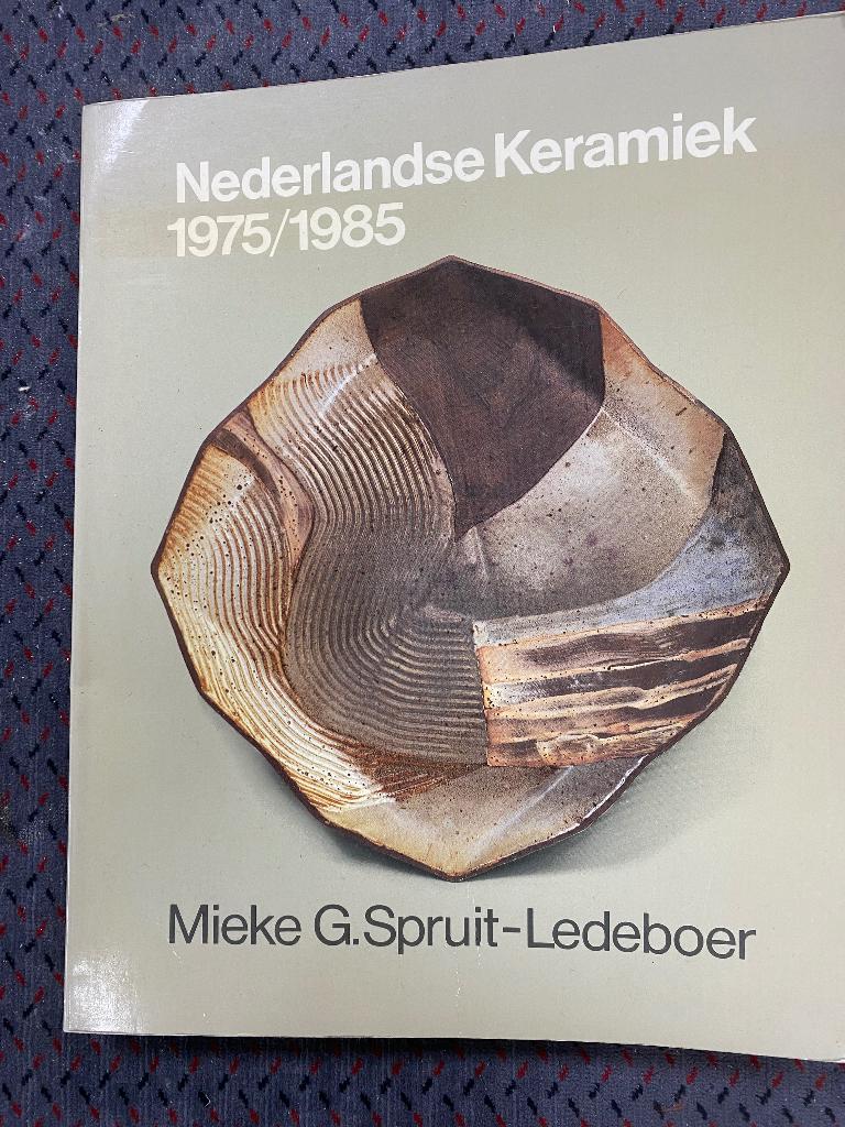 MIEKE G. SPRUIT - LEDEBOER  NEDERLANDS KERAMIEK 1975 / 1985, Boeken, Kunst en Cultuur | Beeldend, Zo goed als nieuw, Overige onderwerpen