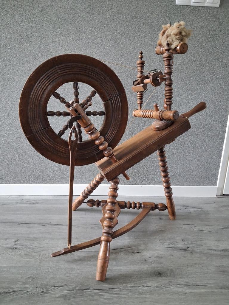 Antieke Saksische spinnewiel, Ophalen