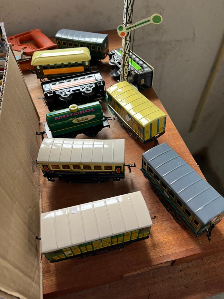 Aantal wagons + seinpaal+ rails, Ophalen of Verzenden