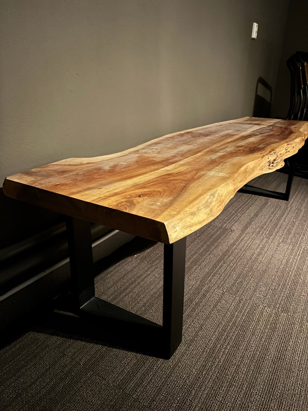 Massief houten bankje/tafel met metalen onderstel, Ophalen, 50 tot 100 cm, Zo goed als nieuw, 150 tot 200 cm
