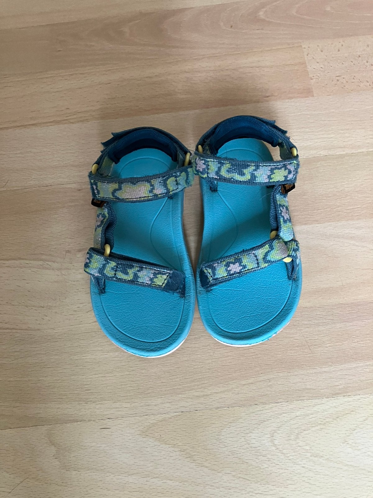 Teva meisjes sandalen lichtblauw met print mt 24 izgs, Gebruikt, Meisje, Schoenen, Ophalen of Verzenden