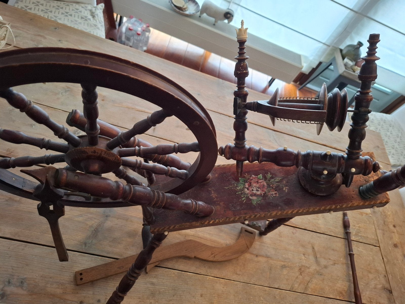 Antiek Spinnewiel met Witte Versieringen, Ophalen of Verzenden, Spinnewiel