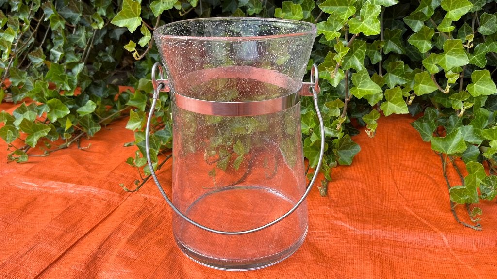 Glazen stolp (windlicht/kandelaar?) met metalen handvat., Glas, Ophalen, Gebruikt, 18 cm