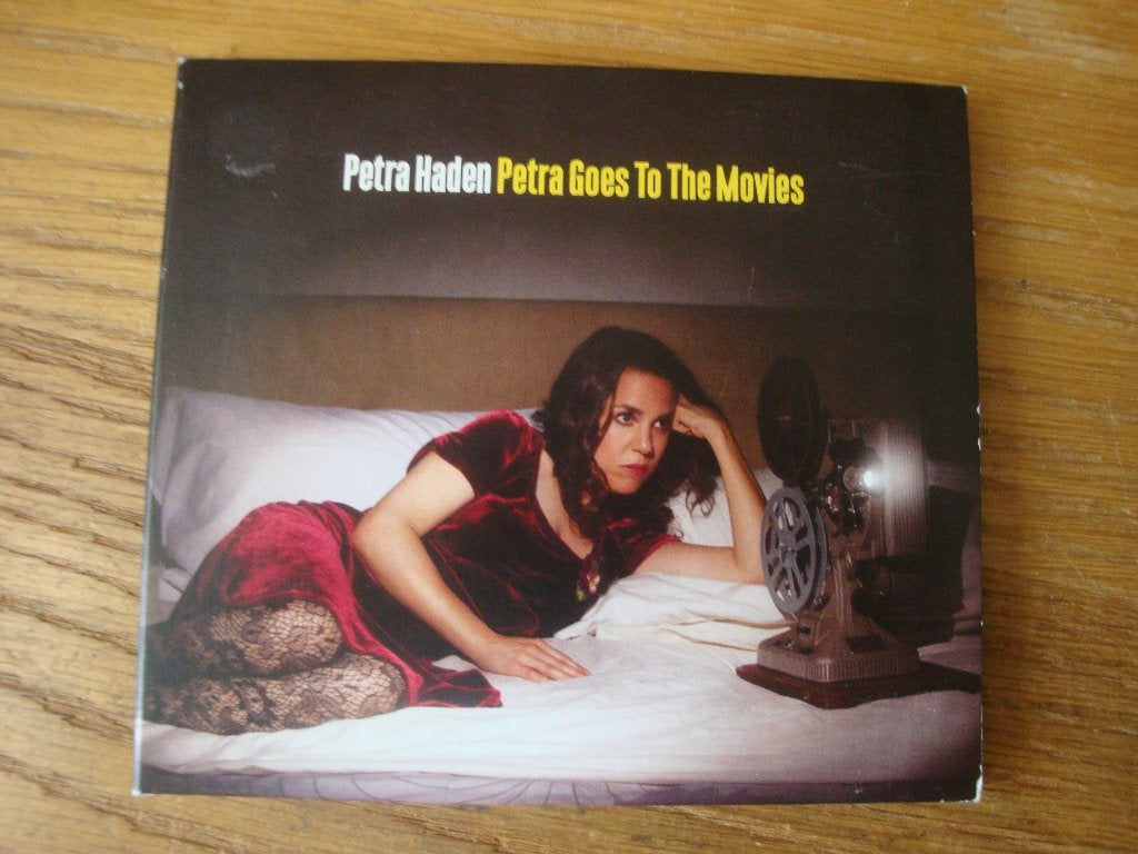 Petra Haden - Petra Goes To The Movies (jazzy / movies), Pop, Ophalen of Verzenden, Zo goed als nieuw, Inclusief boekje