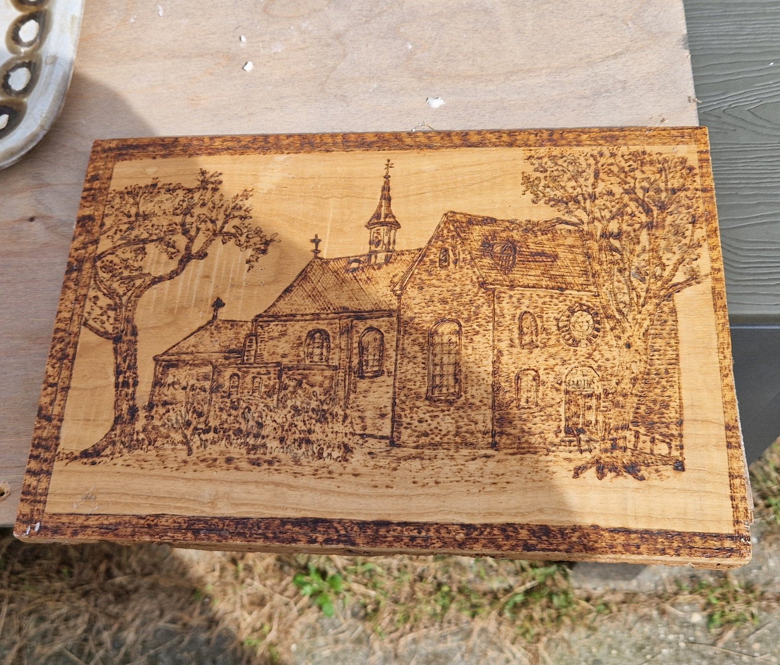 Houten plank met ingebrande kerkafbeelding, Ophalen of Verzenden