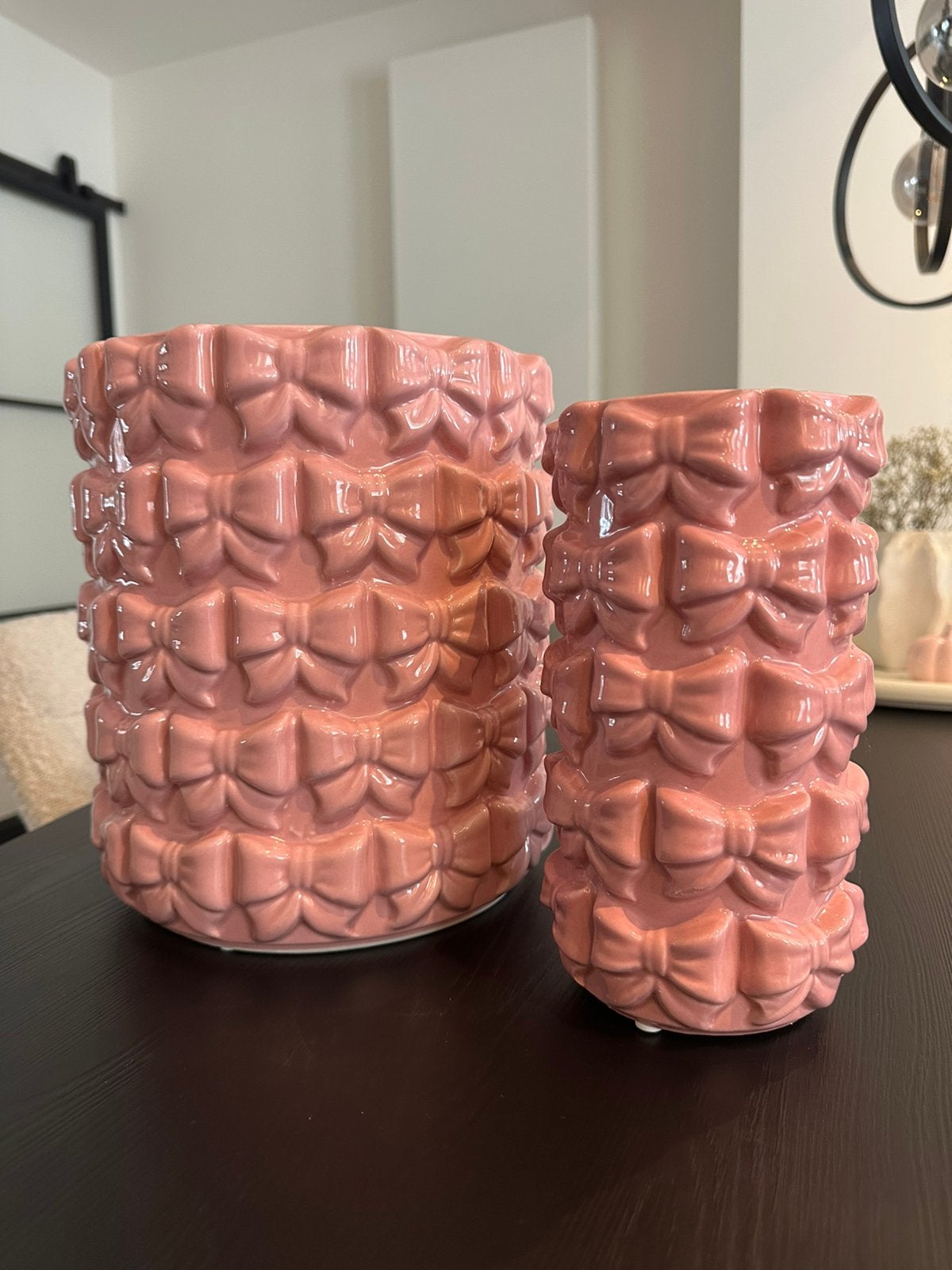 2 roze vazen met strikjes, Huis en Inrichting, Overige materialen, Ophalen of Verzenden, Zo goed als nieuw, Roze