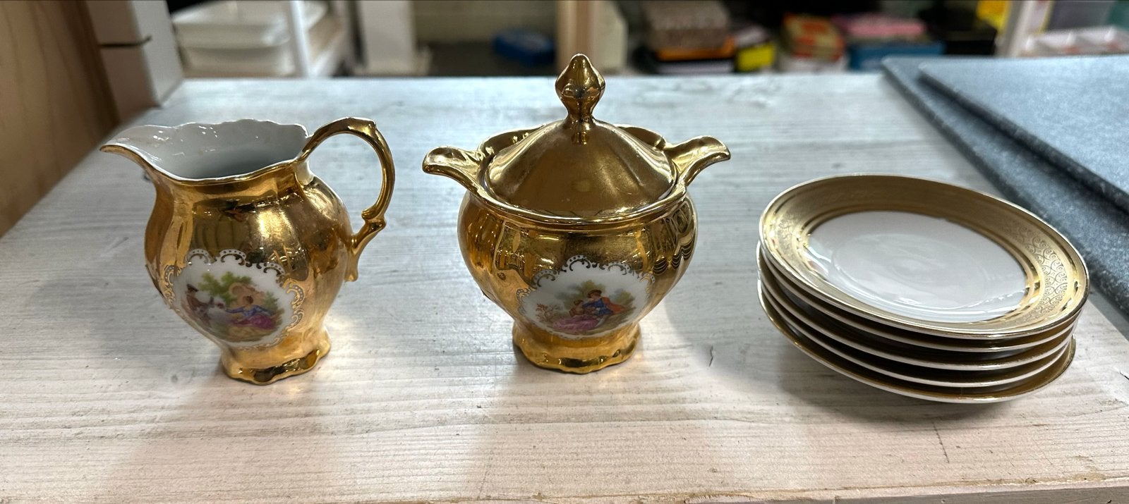 Antieke Melkkan en Suikerpot met Schoteltjes - Goudkleurig, Antiek en Kunst, Ophalen of Verzenden