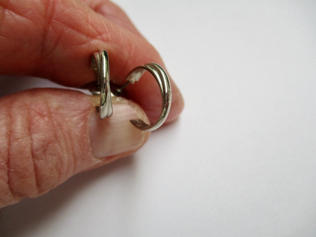 Zilverkleur 3/4 ronde oorbellen 2 smalle baantjes kruislings, Sieraden, Tassen en Uiterlijk, Oorbellen, Overige materialen, Verzenden