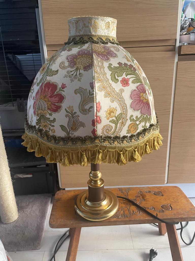 Prachtige vintage tafellamp met bloemenprint en kwastjes, Ophalen of Verzenden, Gebruikt, Metaal, 50 tot 75 cm