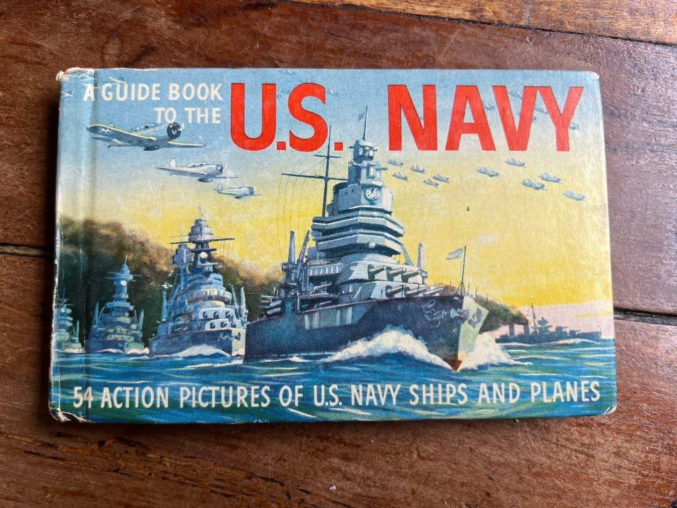 WO2 Amerikaans boek marine schepen vliegtuigen US Navy '43, Verzamelen, Militaria | Tweede Wereldoorlog, Amerika, Verzenden, Marine