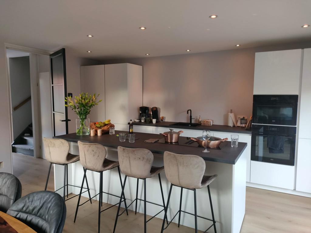 Set van 4 stijlvolle barkrukken, Huis en Inrichting, Barkrukken, Ophalen, Gebruikt, Met voetsteun, 90 cm of meer