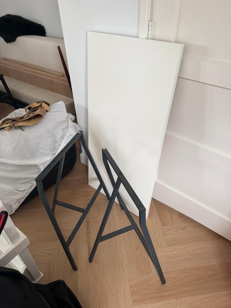 Ikea bureau, wit werkblad en zwart onderstel, Huis en Inrichting, Bureaus, Ophalen