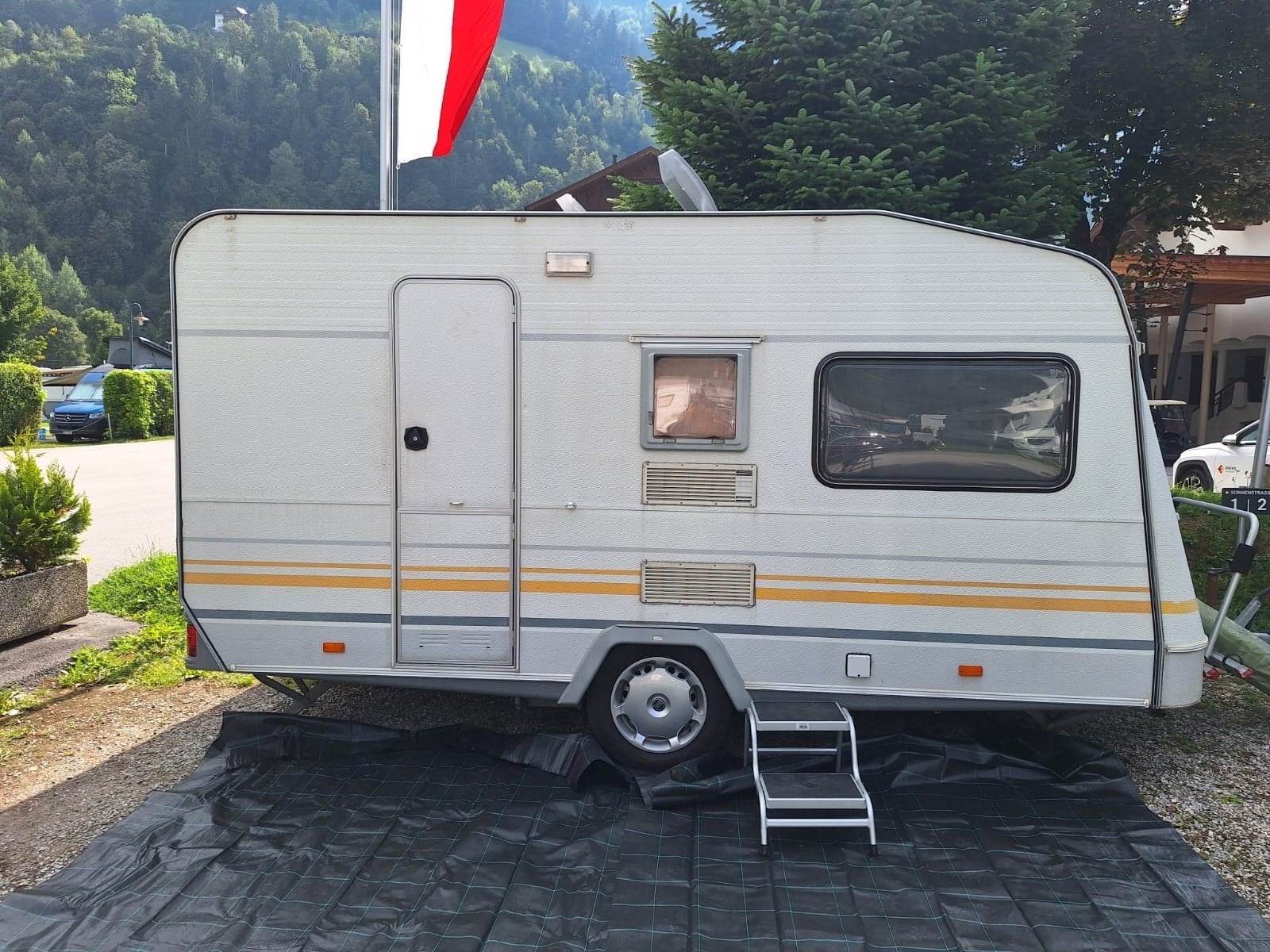 Knaus Sudwind caravan met voortent en fietsendrager, Standaardzit, Omvormbare zithoek, Fietsenrek, 5 tot 6 meter