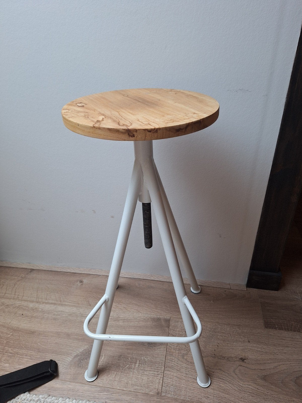 Verstelbare kruk met houten zitting en wit metalen onderstel, Ophalen, In hoogte verstelbaar, Gebruikt, Hout
