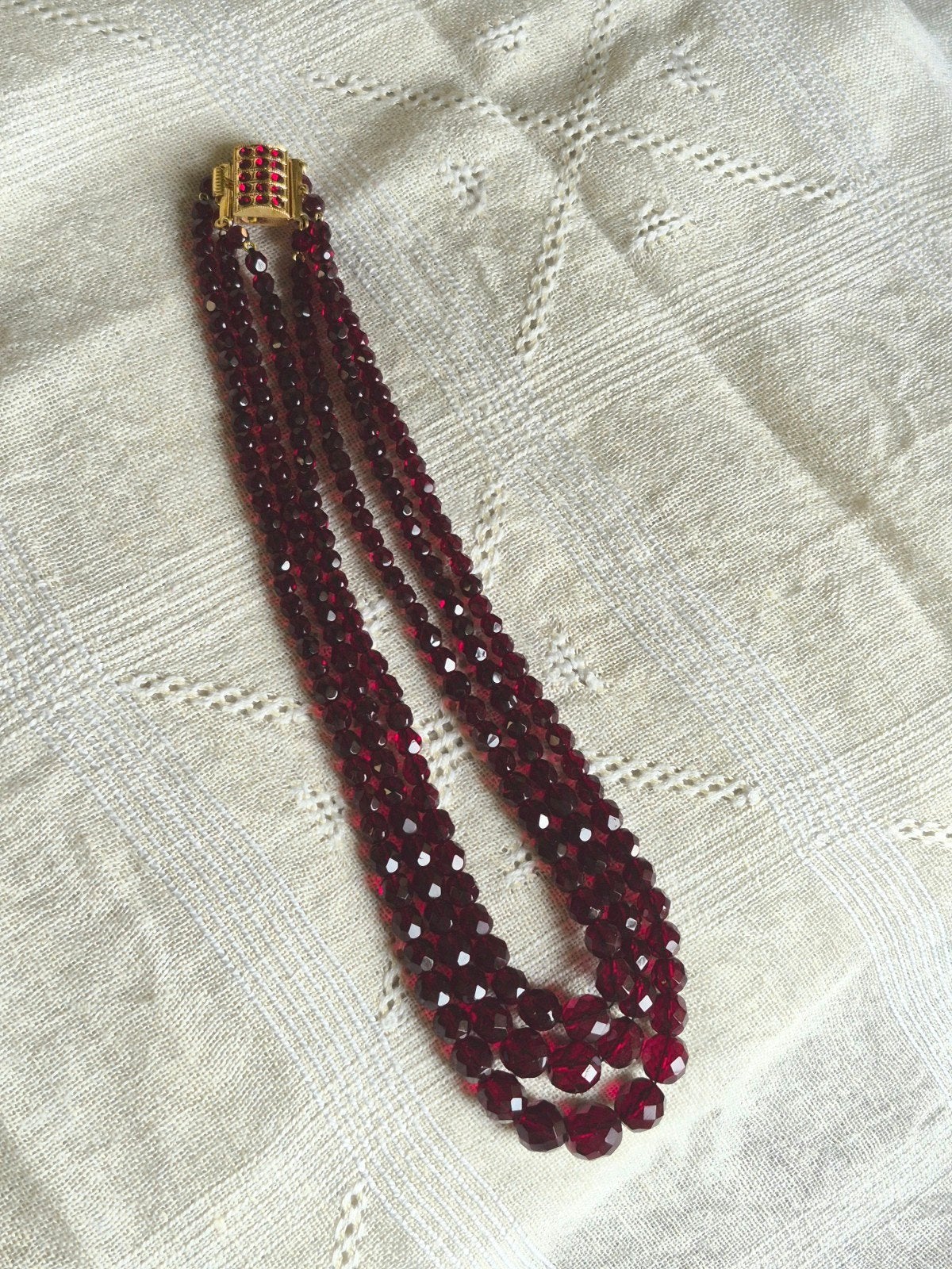 Driedubbele ketting met rode glazen kralen - 25 cm, Overige materialen, Gebruikt, Met strass, Verzenden
