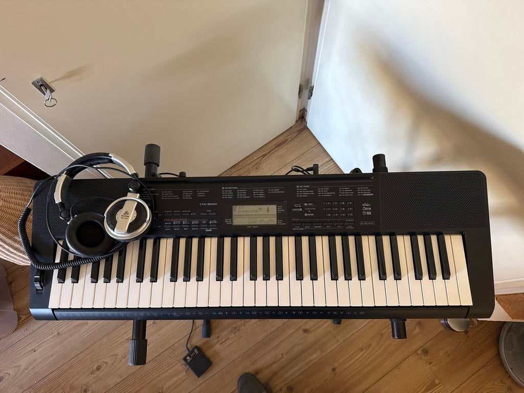 Casio CTK-3200 Keyboard met 61 toetsen en standaard, Ophalen, Casio, 61 toetsen, Zo goed als nieuw