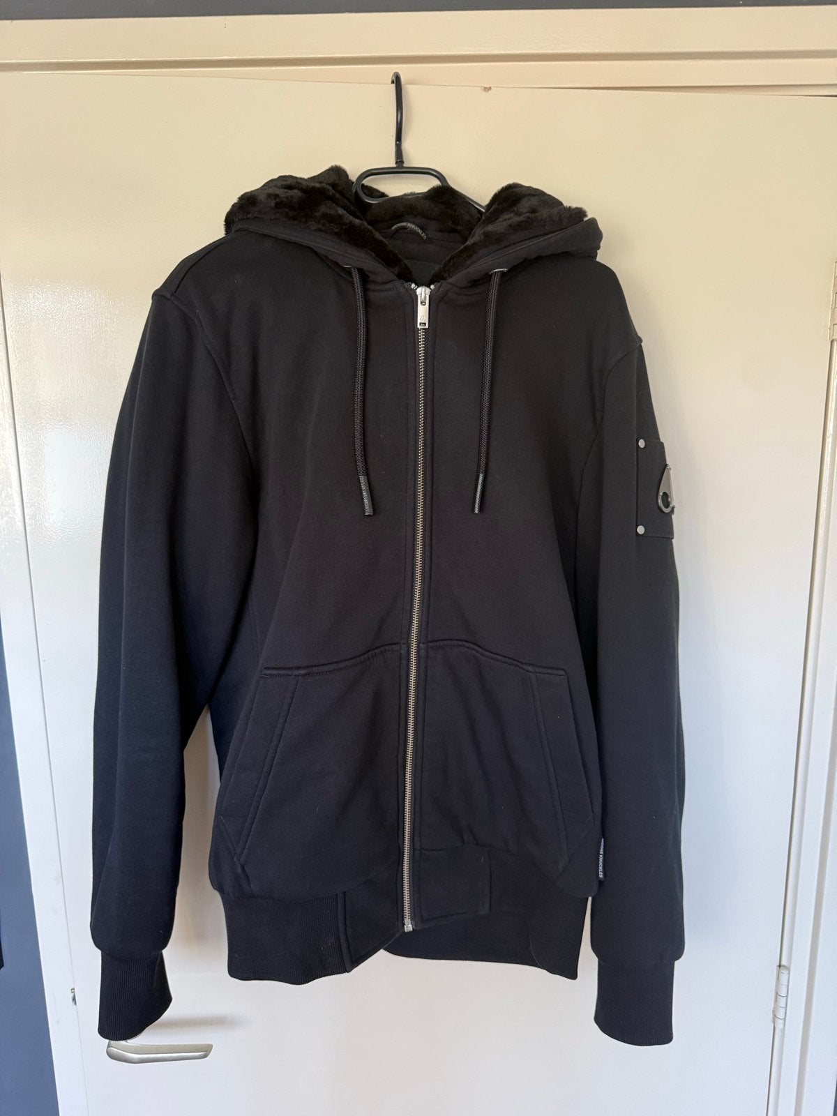 Moose Knuckles hoodie met bont gevoerde capuchon, Ophalen, Zo goed als nieuw, Maat 46 (S) of kleiner, Zwart
