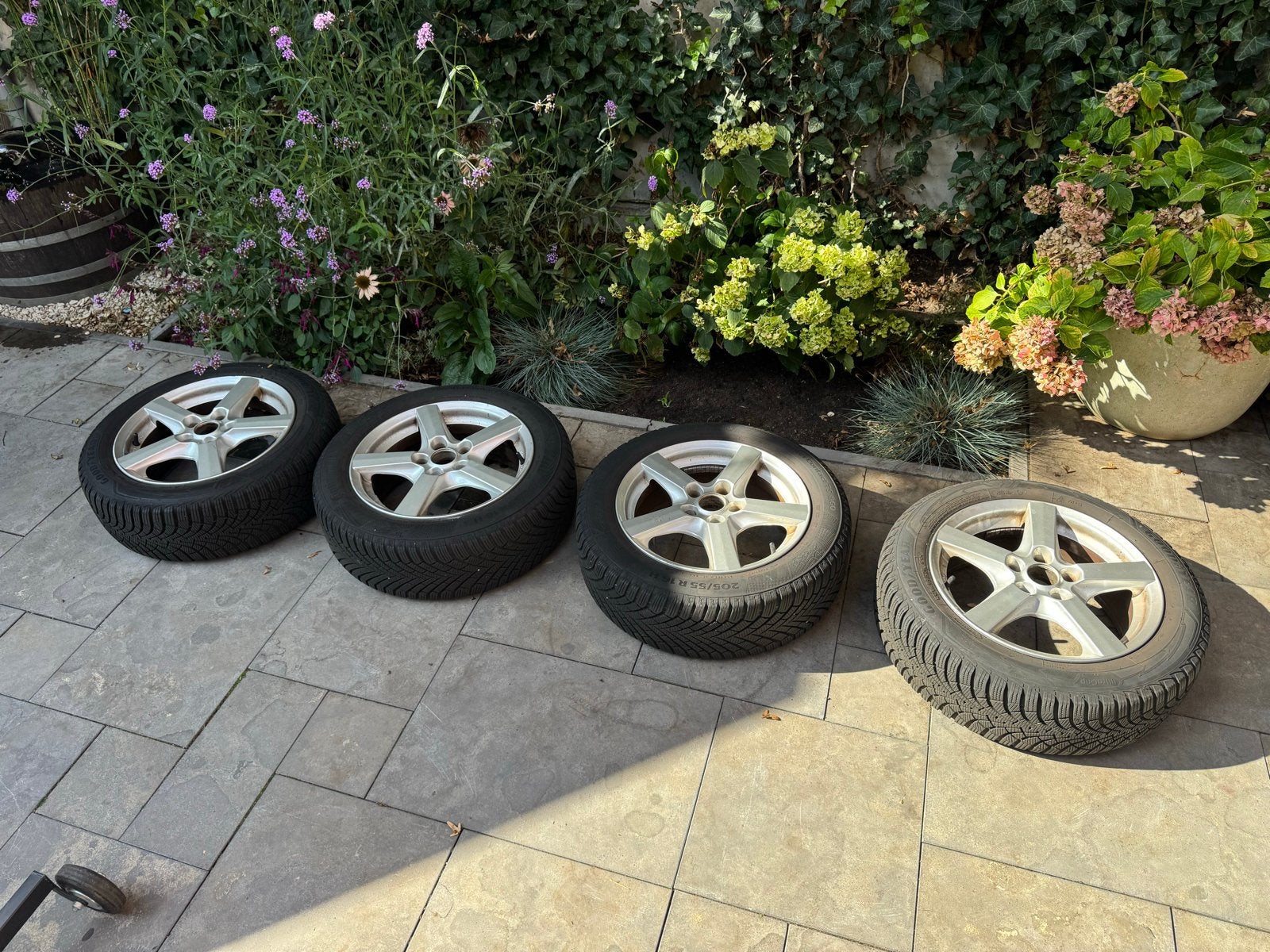 Winterbanden + velgen - Goodyear en Continental - Opbergkar, Ophalen, Gebruikt, 16 inch, Banden en Velgen