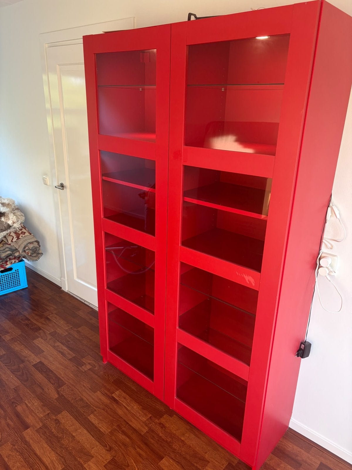 Rode IKEA vitrinekast met glazen deuren, Huis en Inrichting, Ophalen, Gebruikt, 100 tot 150 cm, 150 tot 200 cm