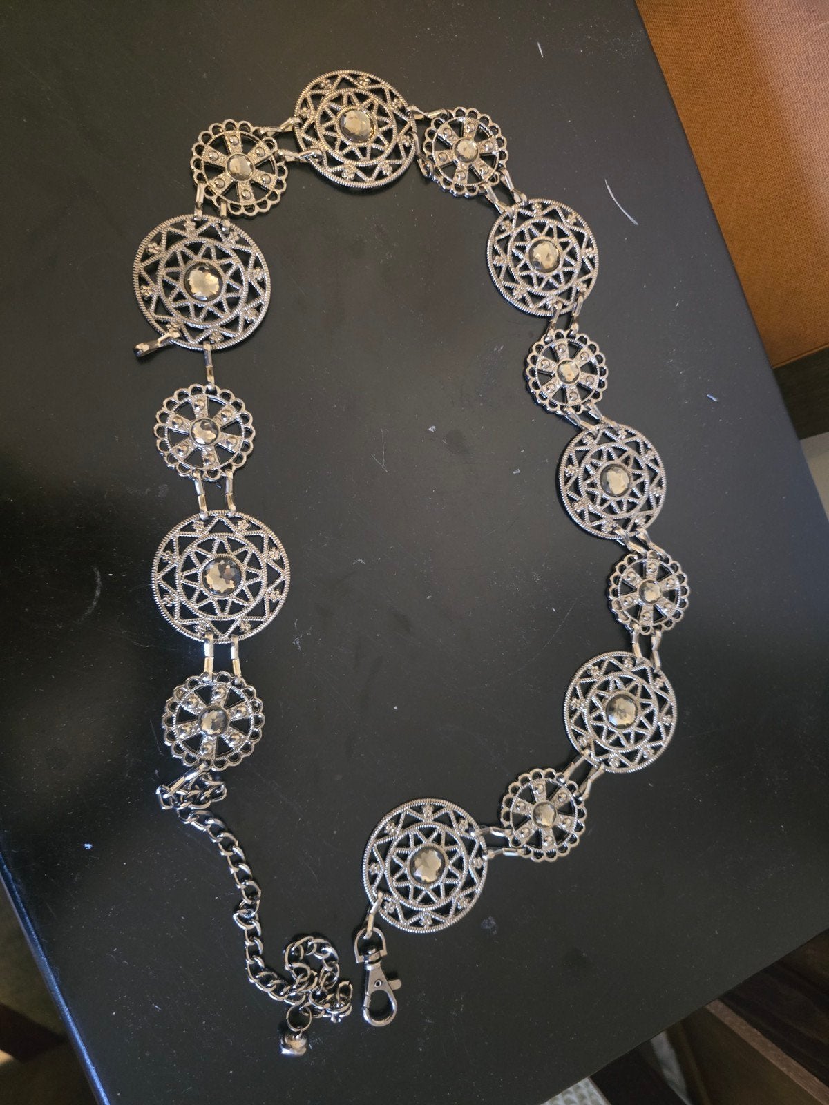 Opvallende zilverkleurige metalen riem met ornamenten, Ophalen of Verzenden