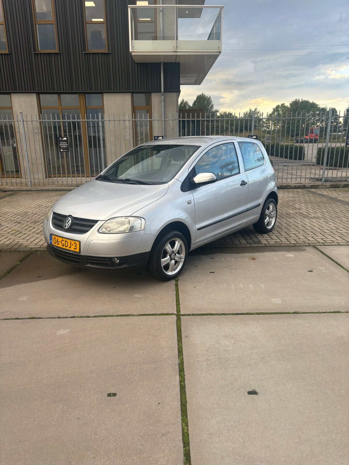 Volkswagen Fox 1.4 55KW 2008 Grijs, Auto's, Voorwielaandrijving, Dealer onderhouden, 4 stoelen, Origineel Nederlands