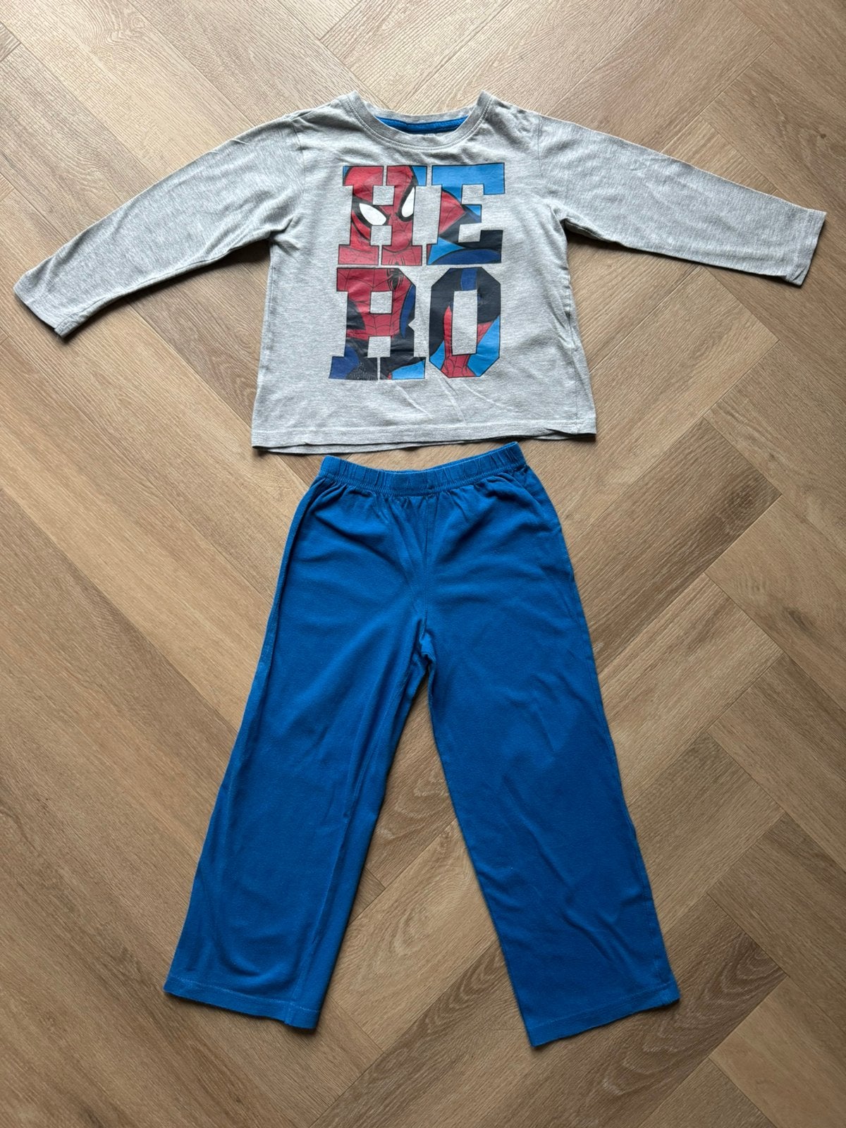 Spiderman pyjama grijs/blauw maat 104/110, Kinderen en Baby's, Ophalen of Verzenden, Gebruikt, Jongen, Nacht- of Onderkleding