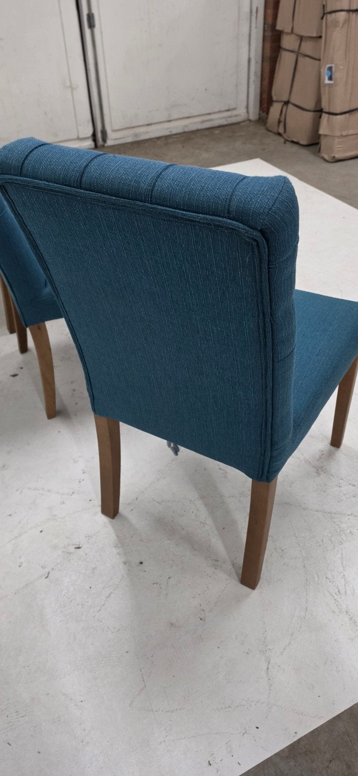 Set van 3 blauwe eetkamerstoelen met knoopdetails, Huis en Inrichting, Hout, Gebruikt, Drie, Blauw
