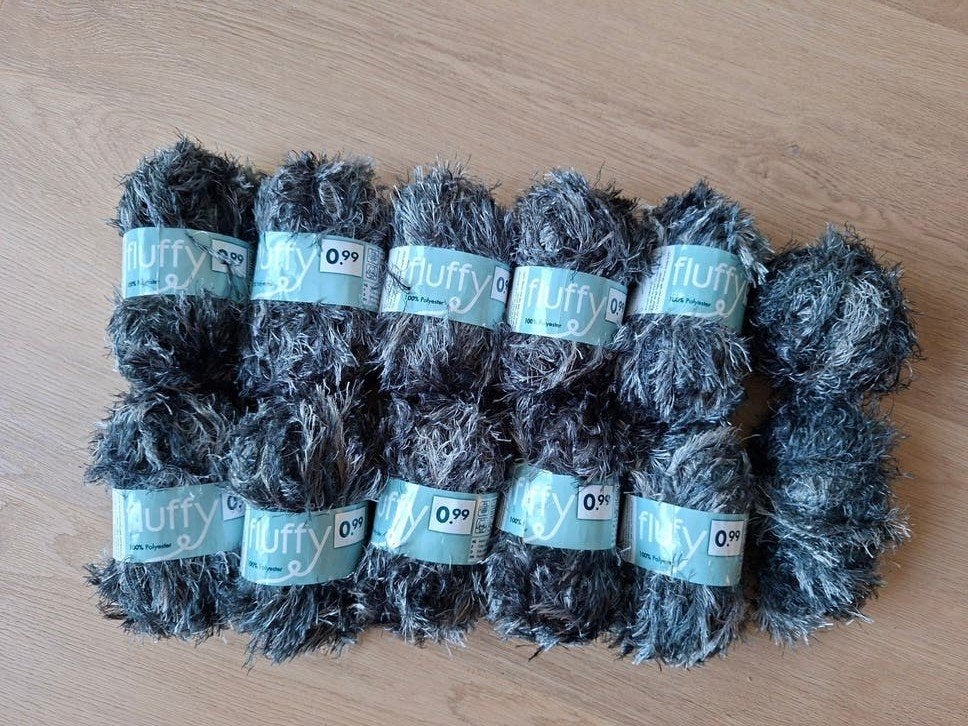 12 bollen fluffy wol - grijs/zwart, Ophalen of Verzenden, Zo goed als nieuw, Breien of Haken, Wol of Garen